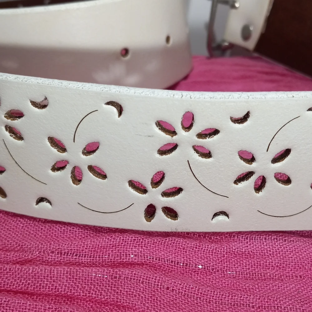 WHITE FLOWER LEATHER BELT